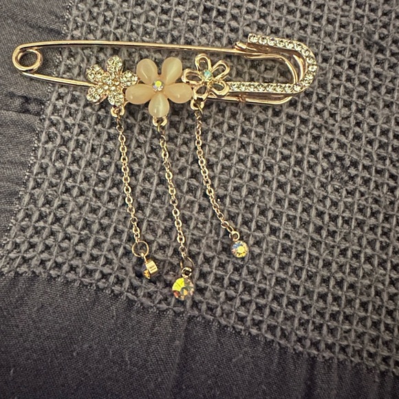 Elegant Gold Floral Brooch with Crystals - Picture 1 of 3